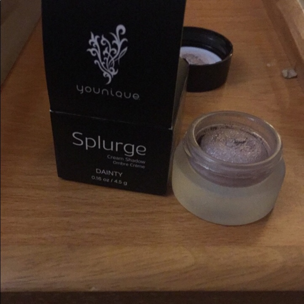 Younique Splurge Dainty cream eye shadow